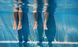 Piscina a l'aire lliure (horari: 10:00-19:00), para-sols i gandules