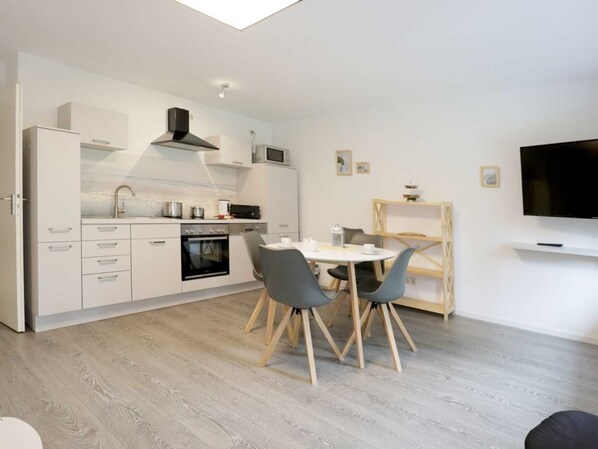 Kühlschrank, Mikrowelle, Ofen, Geschirrspüler