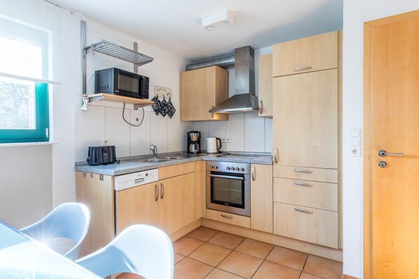 Køleskab, mikrobølgeovn, opvaskemaskine, kaffe-/temaskine