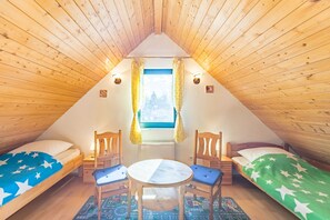 3 bedrooms, travel crib, WiFi, bed sheets