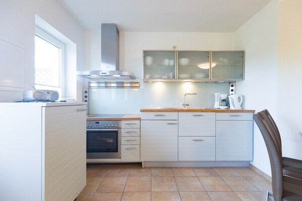 Køleskab, opvaskemaskine, kaffe-/temaskine, elkedel