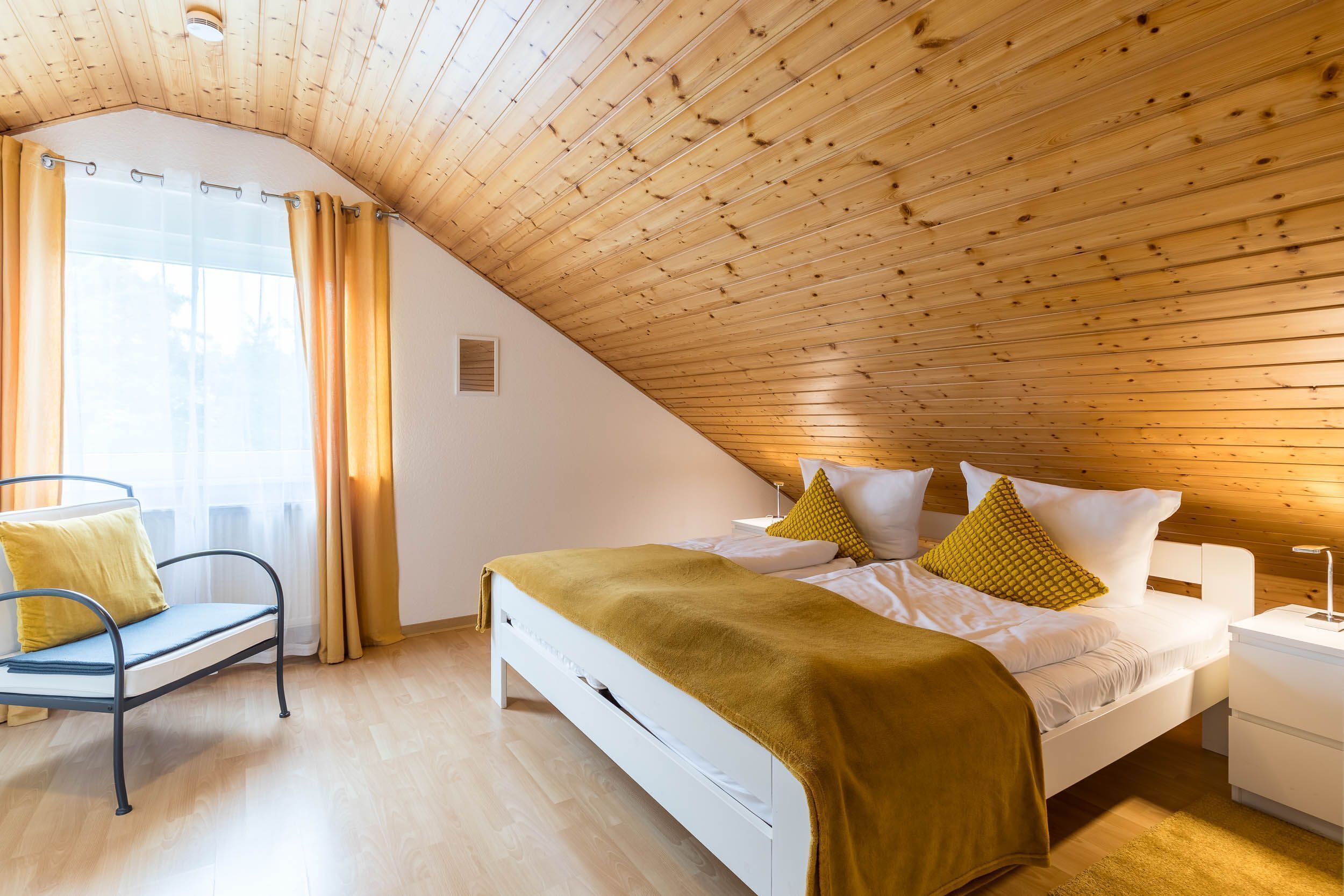 3 bedrooms, travel crib, WiFi, bed sheets