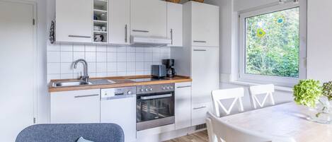 Kylskåp, diskmaskin, kaffe- och tebryggare och vattenkokare