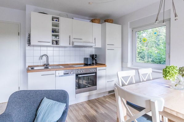 Fridge, dishwasher, coffee/tea maker, electric kettle