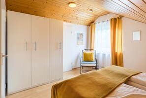 3 bedrooms, travel cot, WiFi, bed sheets