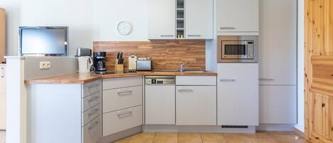 ثلاجة، ميكروويف، غسالة أطباق، ماكينة لصنع القهوة/الشاي