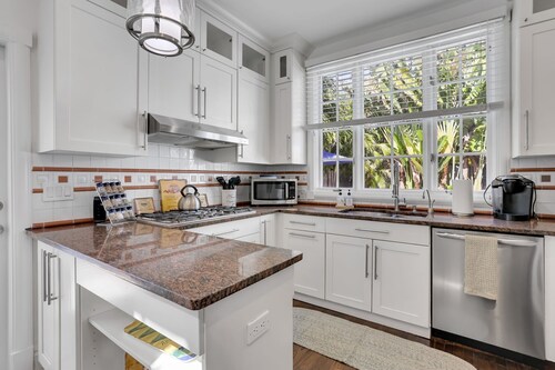 Charming Delray Beach House -Steps to Beach & Atlantic Avenue! VIP Beach Passes!