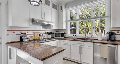 Charming Delray Beach House -Steps to Beach & Atlantic Avenue! VIP Beach Passes!