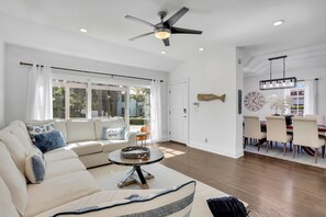 Smart TV, chimenea y libros 