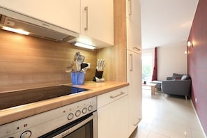 Frigorifero, microonde, lavastoviglie, macchina per tè/caffè