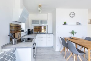 Geladeira, micro-ondas, lava-louças, cafeteira/chaleira