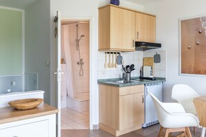 Kühlschrank, Mikrowelle, Wasserkocher mit Kaffee-/Teezubehör