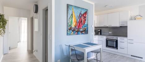 Réfrigérateur, micro-ondes, cafetière/bouilloire, bouilloire électrique