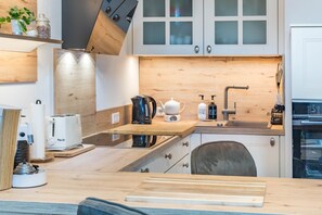 Kühlschrank, Mikrowelle, Wasserkocher mit Kaffee-/Teezubehör