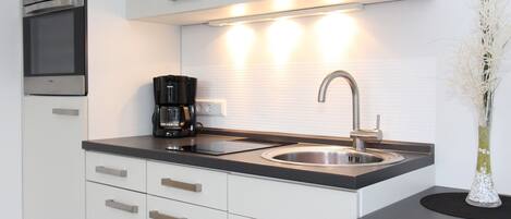 Réfrigérateur, cafetière/bouilloire, bouilloire électrique, grille-pain