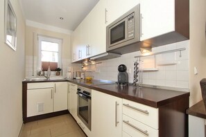 Køleskab, mikrobølgeovn, opvaskemaskine, kaffe-/temaskine