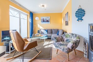 Een televisie en een open haard