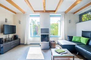 Een televisie en een open haard