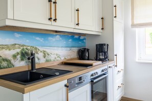 Kühlschrank, Geschirrspüler, Wasserkocher mit Kaffee-/Teezubehör