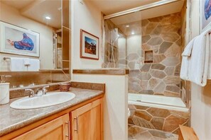 Shower, hair dryer, towels, shampoo - Timbernest Condo - 2 BDR Walk to Downtown & Lift! (Breckenridge)