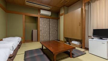 Quarto tradicional, para não fumantes, banheiro compartilhado (Japanese, 4 guests) | Ferros/tábuas de passar roupa, Wi-Fi de cortesia, roupa de cama