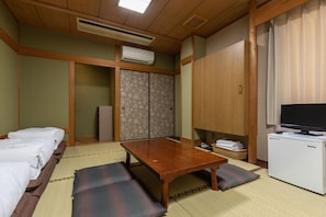 Habitación tradicional, para no fumadores, baño compartido (Japanese, 4 guests) | Tabla de planchar con plancha, wifi gratis y ropa de cama