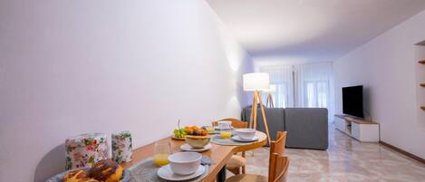 Apartamento família, 2 quartos, sacada (Cozy Apartment In The Heart Of Riva) | Opções para refeição