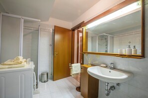 Familienapartment, 2 Schlafzimmer, Balkon (Cozy Apartment In The Heart Of Riva) | Badezimmer