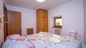 Family Apartment, Multiple Bedrooms (Cozy Apartment In The Heart Of Riva) | 2 bedrooms, free WiFi, bed sheets