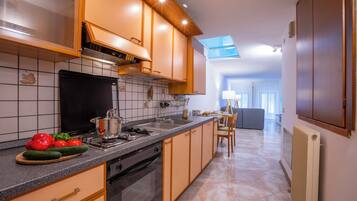 Réfrigérateur, four à micro-ondes, un four, surface de cuisson