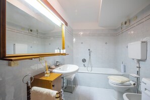 Appartamento familiare, camere multiple (Cozy Apartment In The Heart Of Riva) | Bagno | Vasca e doccia separate, asciugacapelli, bidet, asciugamani