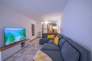 Flat-screen TV - Cozy Apartment In The Heart Of Riva (Riva del Garda)