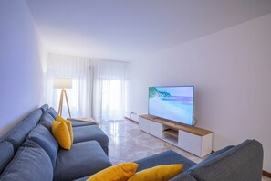 Flat-screen TV - Cozy Apartment In The Heart Of Riva (Riva del Garda)