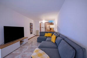 Appartamento familiare, camere multiple (Cozy Apartment In The Heart Of Riva) | Area soggiorno | TV a schermo piatto