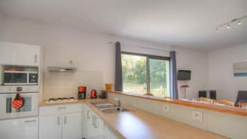 Frigorifero, microonde, forno, piano cottura