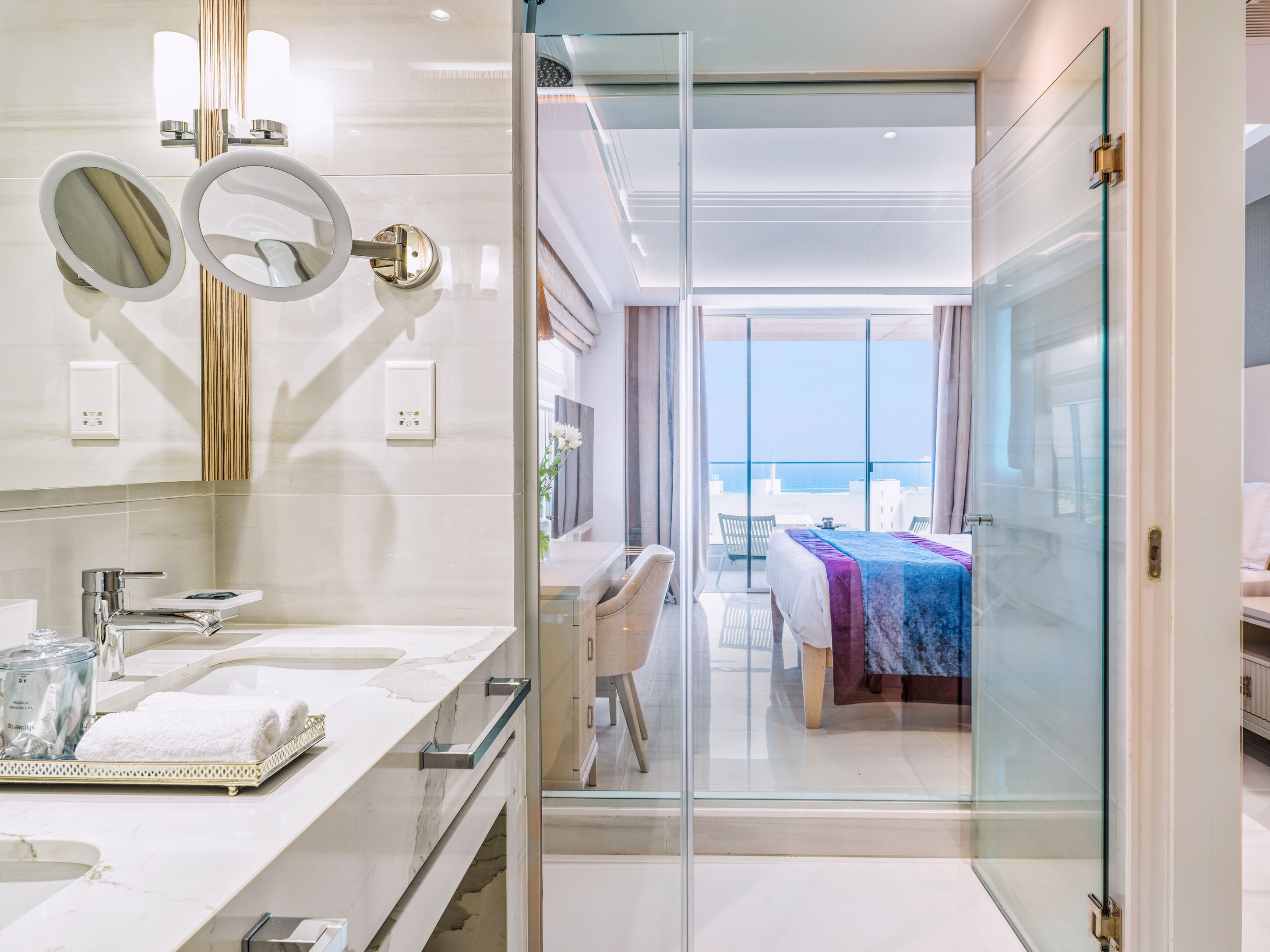 Habitación superior, vista a la alberca | Baño | Amenidades de baño gratuitas, secadora de cabello, batas, pantuflas 