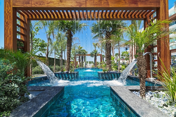 Kolam renang indoor dan 2 kolam renang outdoor