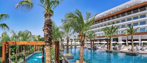Piscine couverte, 2 piscines extérieures, parasols de plage