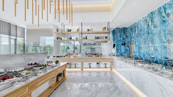 4 restaurantes; se sirven desayunos, almuerzos y cocina internacional