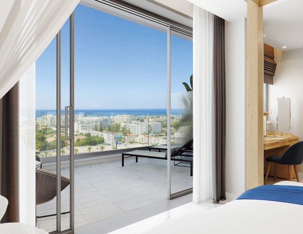 Habitación de hotel moderna con un gran ventanal corredero que da a un balcón y vistas de la ciudad.