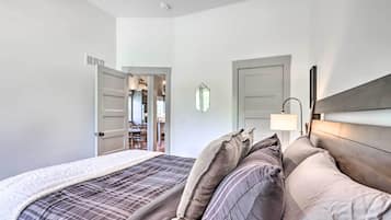 2 bedrooms, iron/ironing board, internet, bed sheets