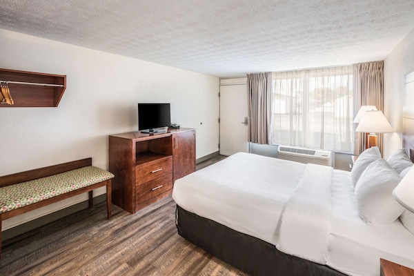 Habitación estándar, 1 cama de matrimonio, no fumadores | Tabla de planchar con plancha, wifi gratis, ropa de cama