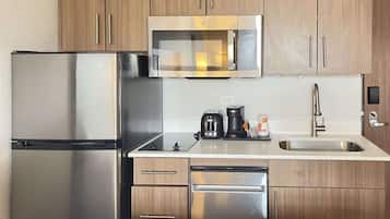 Bàn, bàn ủi/dụng cụ ủi quần áo, giường gấp/giường phụ (phụ phí)