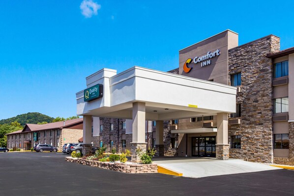 A Comfort Inn hotel with a covered entrance, a parking lot, and a stone facade. - Comfort Inn Charleston South (Charleston)