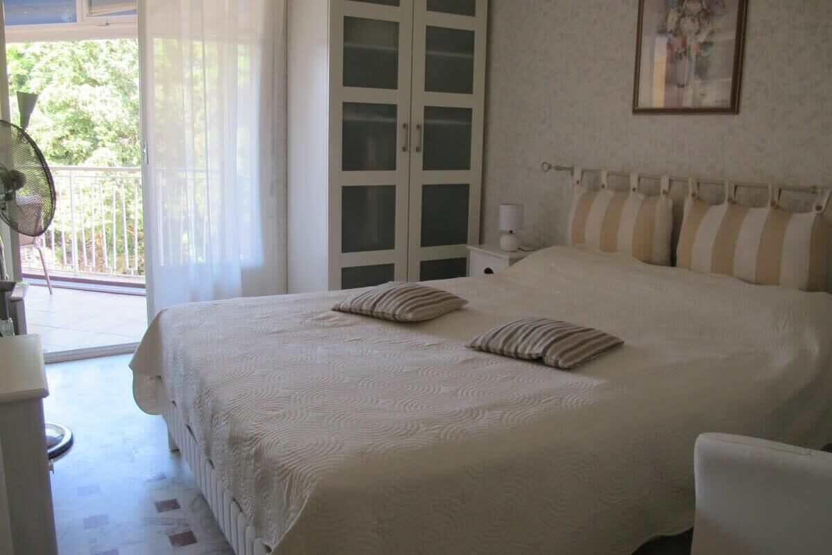 1 chambre, fer et planche à repasser