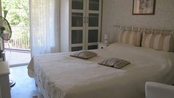 1 chambre, fer et planche à repasser
