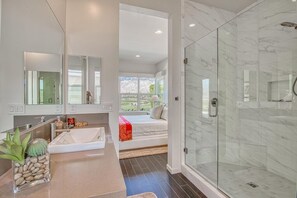Dusche, Haartrockner, Handtücher, Seife