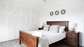 4 bedrooms, iron/ironing board, WiFi