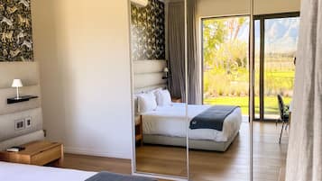 Een minibar met enkele gratis items, een kluis op de kamer