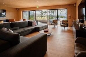 45-inch Smart TV with digital channels, TV - Ludus Magnus (Franschhoek)